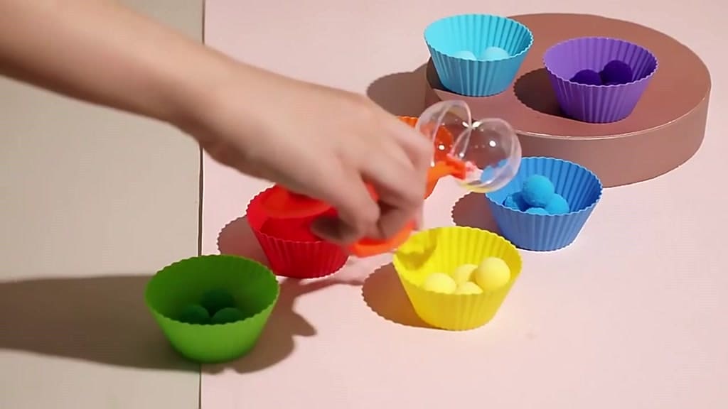 Brinquedo Educativo Montessori - Kit de Coordenação Motora Fina com Pompons e Pinça